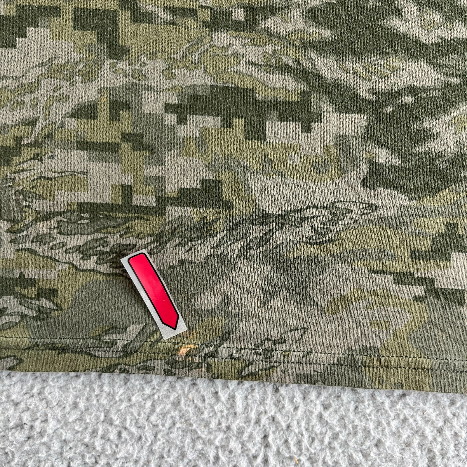 Under Armour T Shirt Mens Medium Green Camo Loose Casual Outdoor Military Army