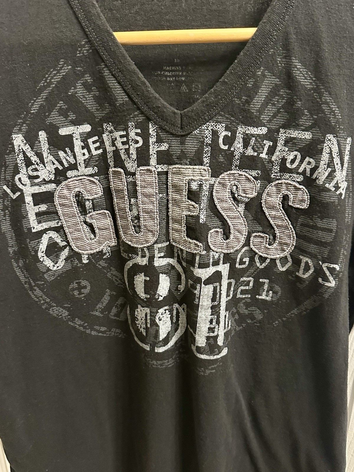 Guess Mens V-Neck T-Shirt Black Graphic Tee Short Sleeve Los Angeles Vintage