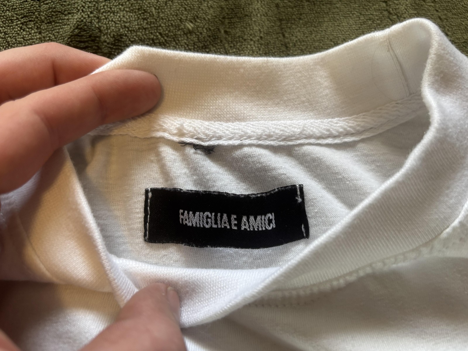 Famiglia E Amici Heart Logo Shirt Mens Small White Love Graphic Tee Valentine