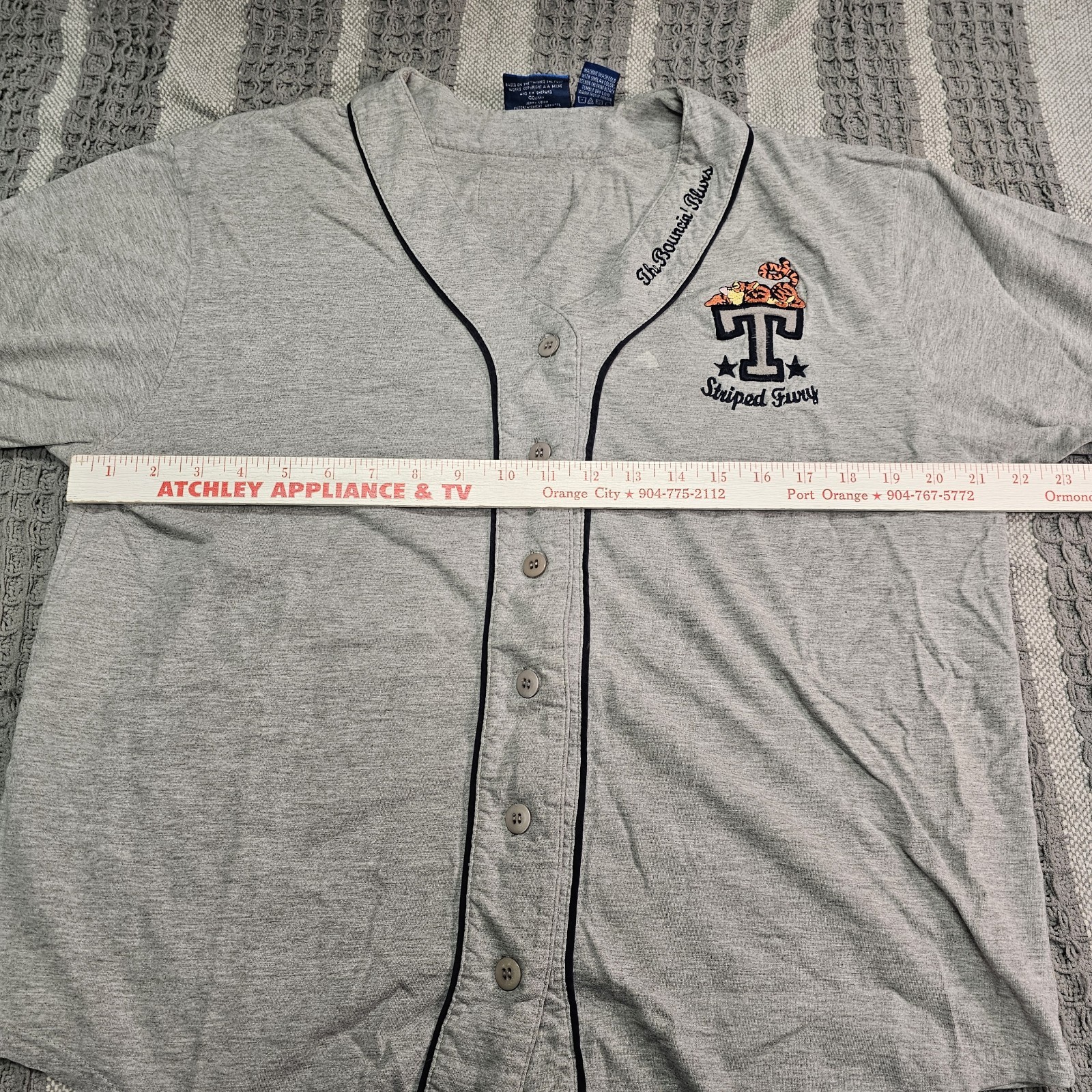 Vintage Pooh Men’s L Gray Baseball V-Neck Jersey Winnie the Pooh Tee