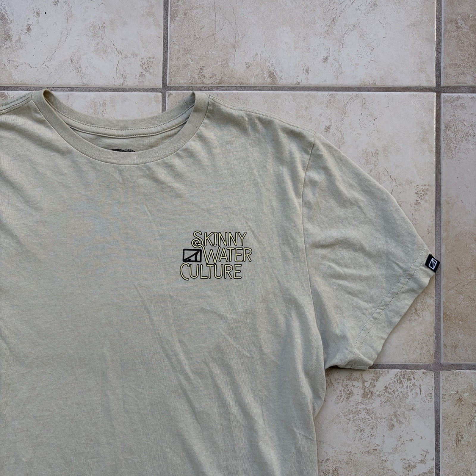 Skinny Water Culture T Shirt Mens Small Pale Yellow Graphic Featherlite Cotton