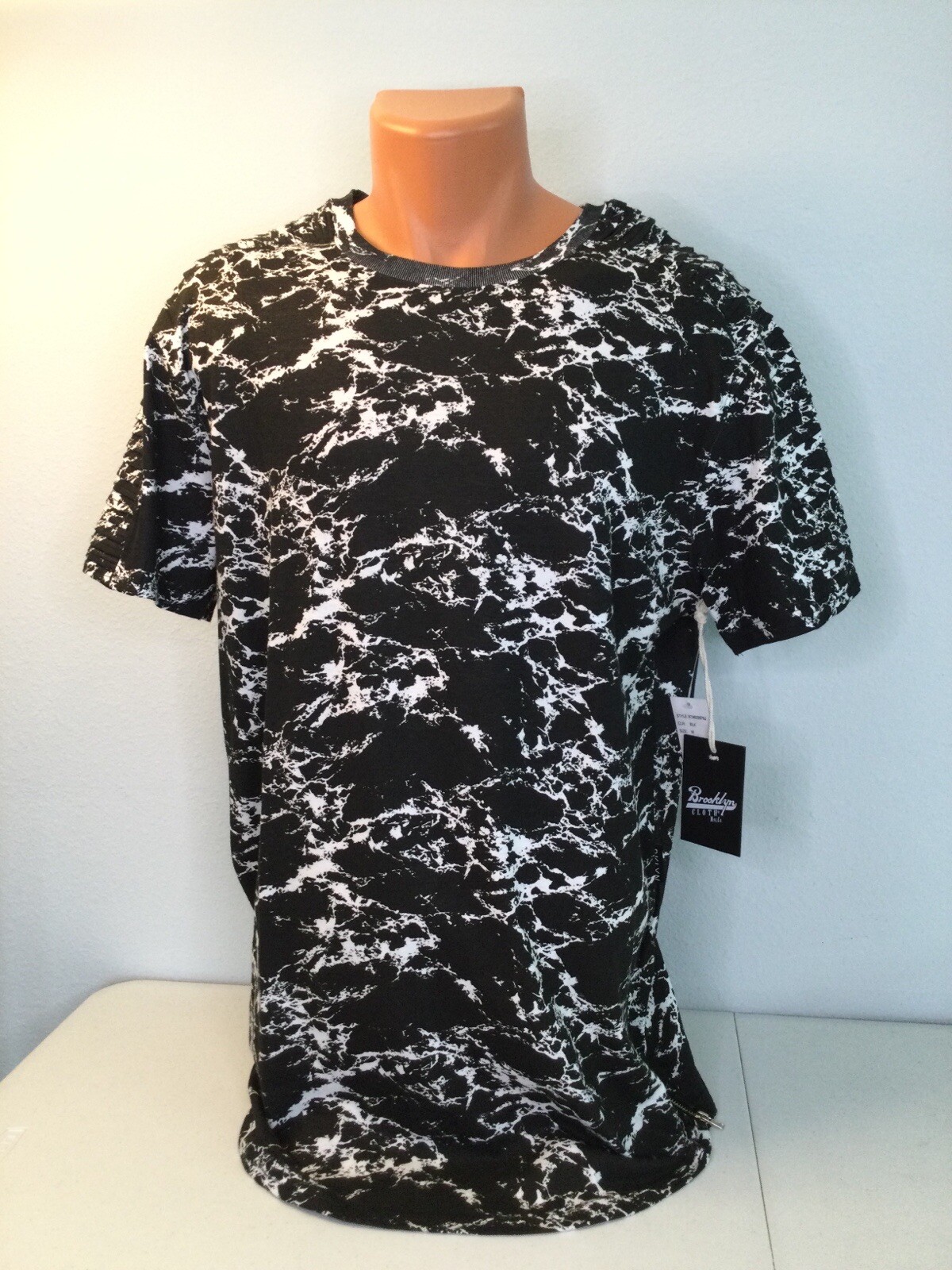 BROOKLYN CLOTH Black and White Men’s Tee. Pleated Shoulders. Side Zippers. Sz M.