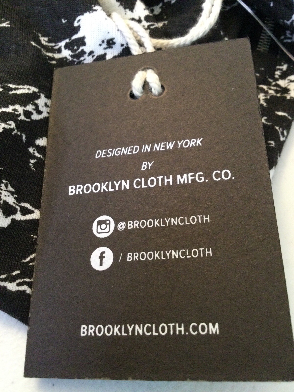 BROOKLYN CLOTH Black and White Men’s Tee. Pleated Shoulders. Side Zippers. Sz M.