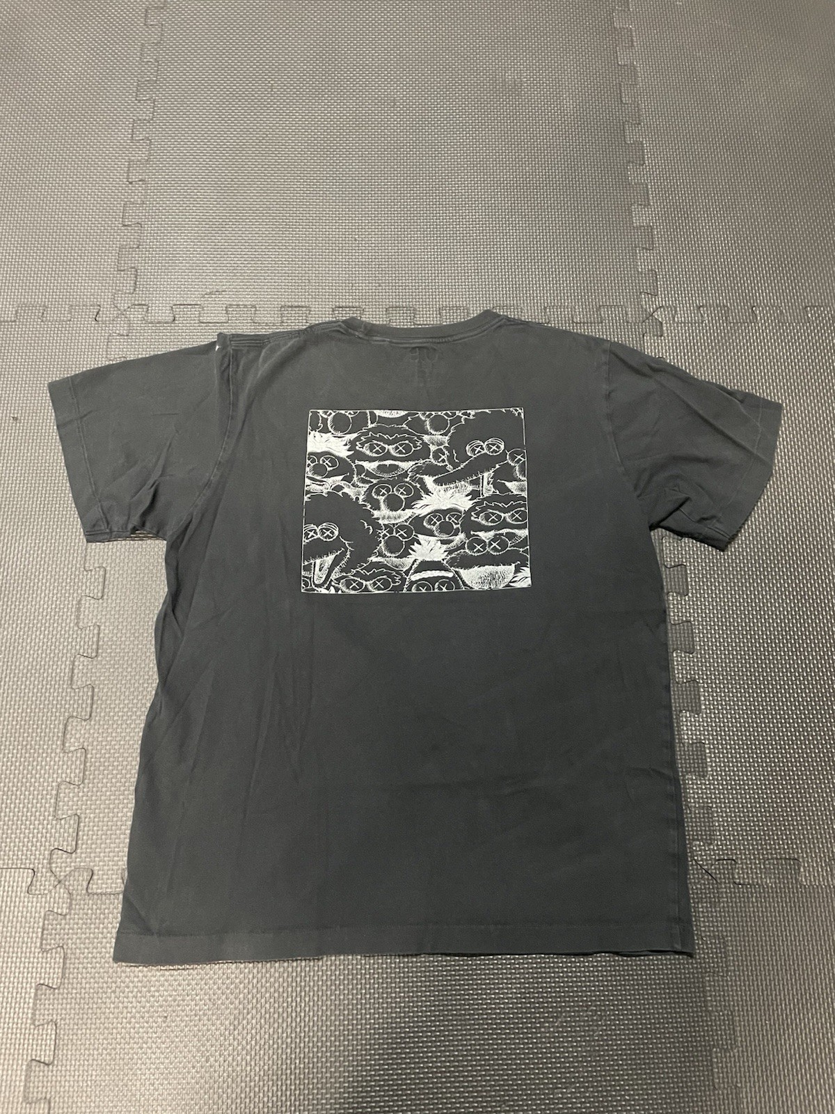 Uniqlo x Kaws x Sesame Street Black Short Sleeve T Shirt Men’s Medium