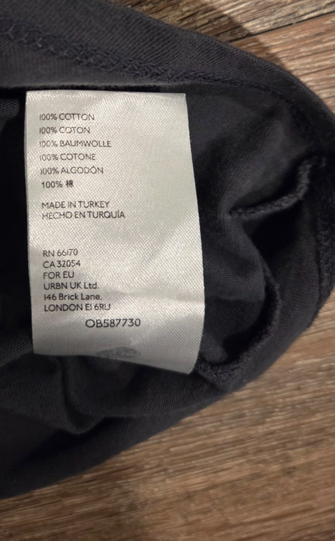 Standard/Cloth Scoop Neck Curved Hem Tee in Gray for Men – Large