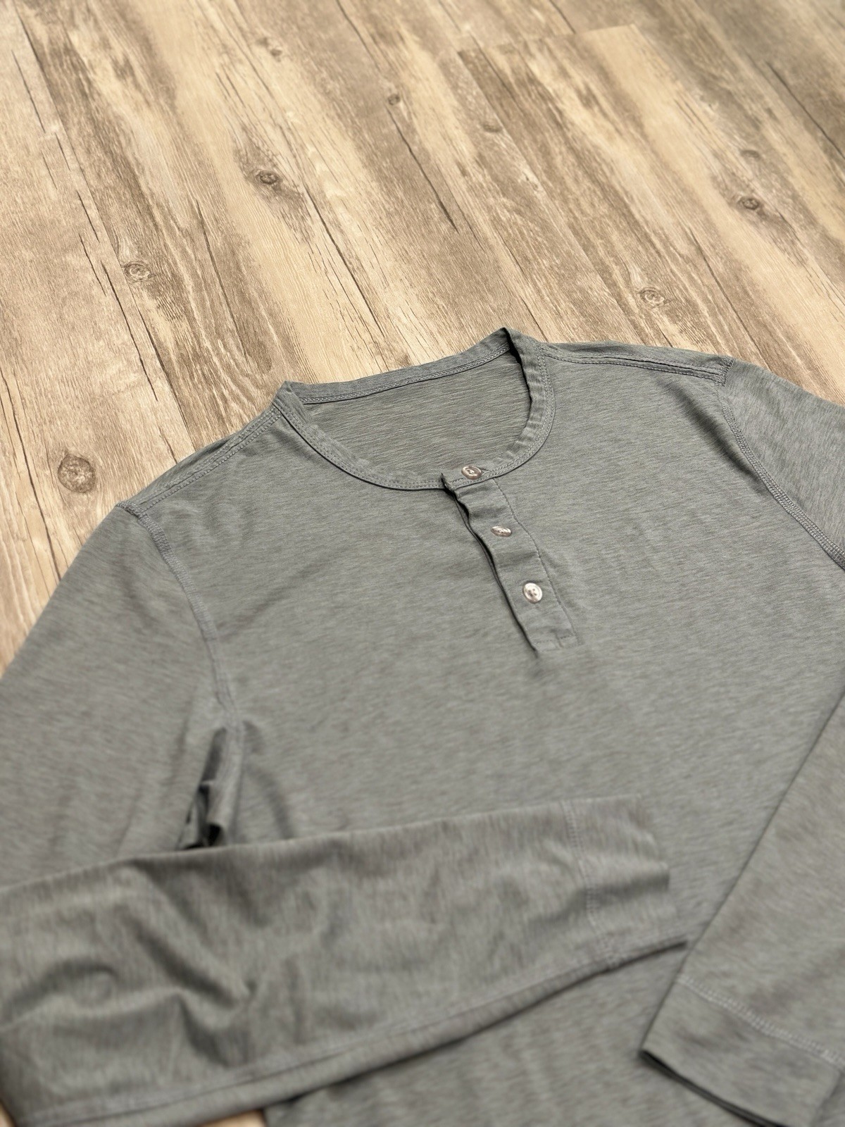 Vuori Ease Performance Henley Shirt Mens LS Shirt Blue/gray V194 Stretch Sz S