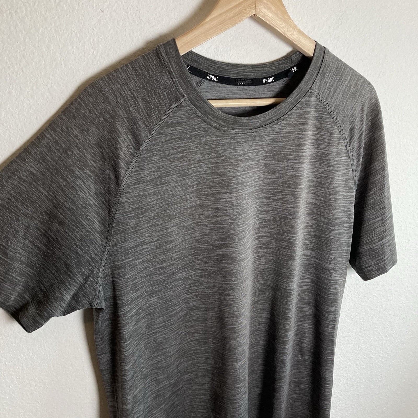 Rhone Reign Tech T-Shirt Mens M Gray Short Sleeve Workout Athletic Performance