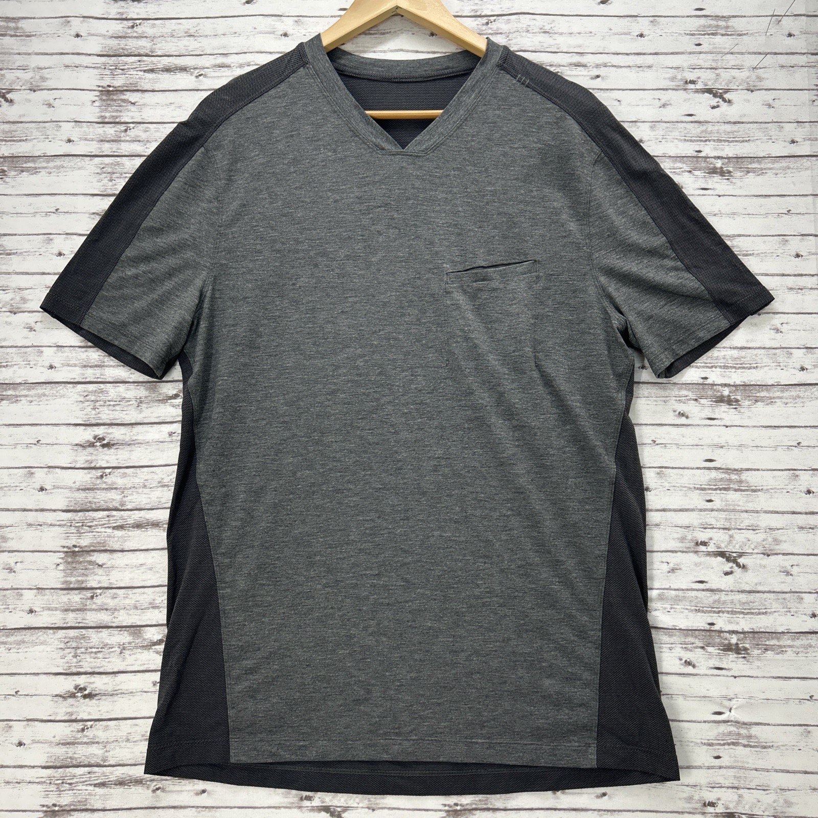 Lululemon Mens V-Neck Mesh Panel Athletic Shirt Grey Charcoal Short Sleeve Large