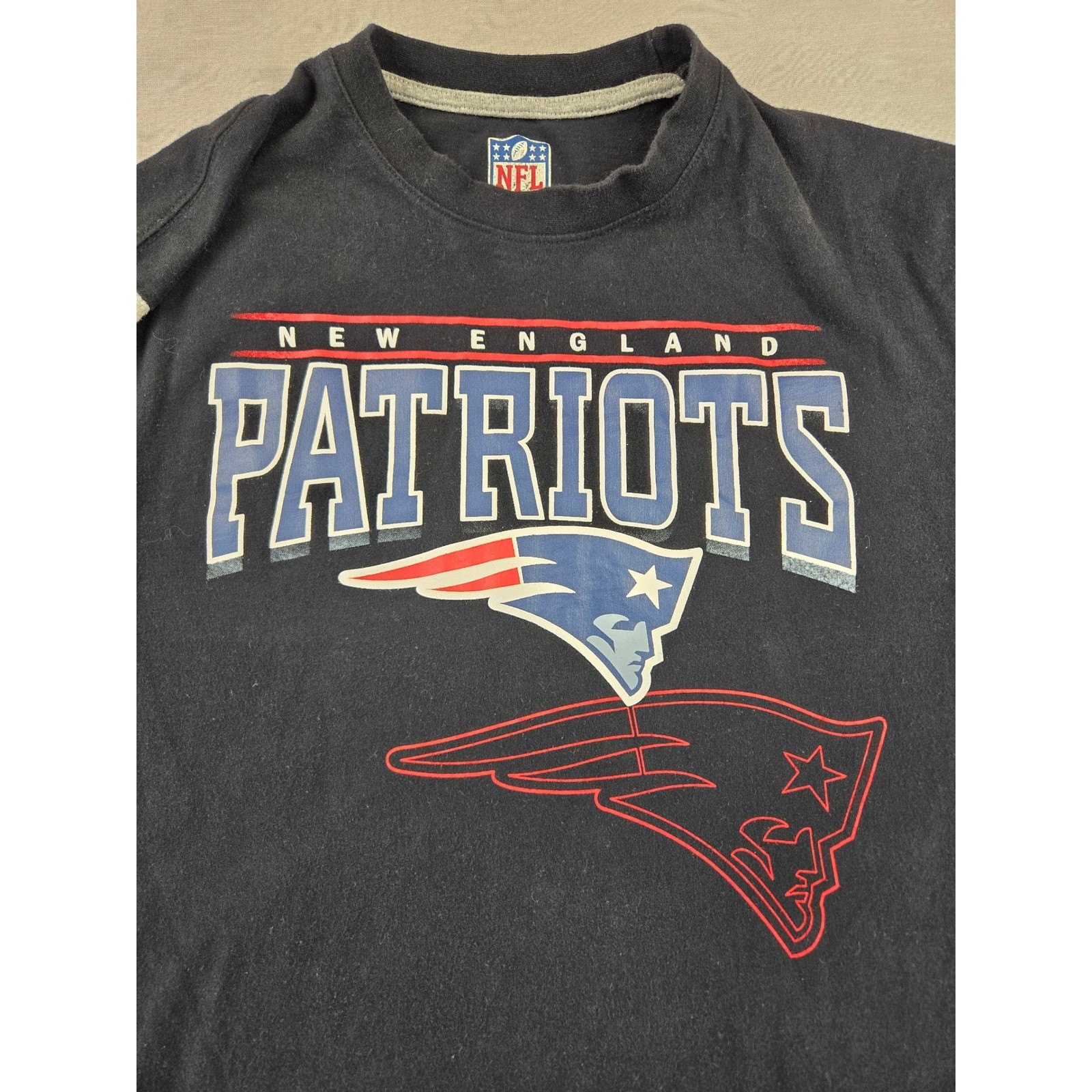 NFL New England Patriots Mens Large T-Shirt Black Gray Colorblock Flying Elvis