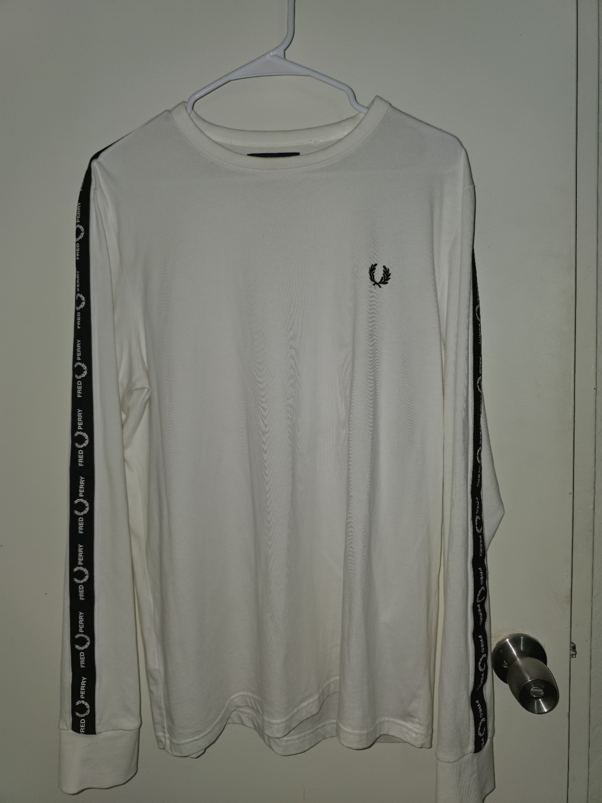 Fred Perry Men’s White Solid Logo Long Sleeve Crew Neck T-Shirt Size L