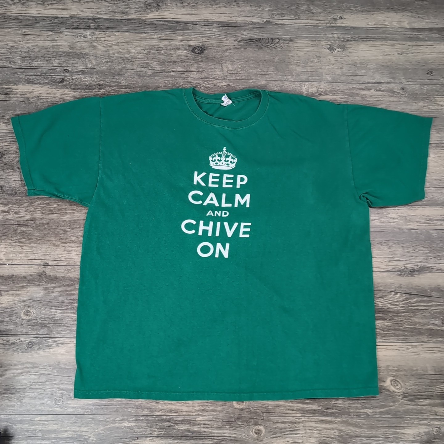Keep Calm Chive On Green White Crown Mens Short Sleeve Shirt 2X 2011 Original