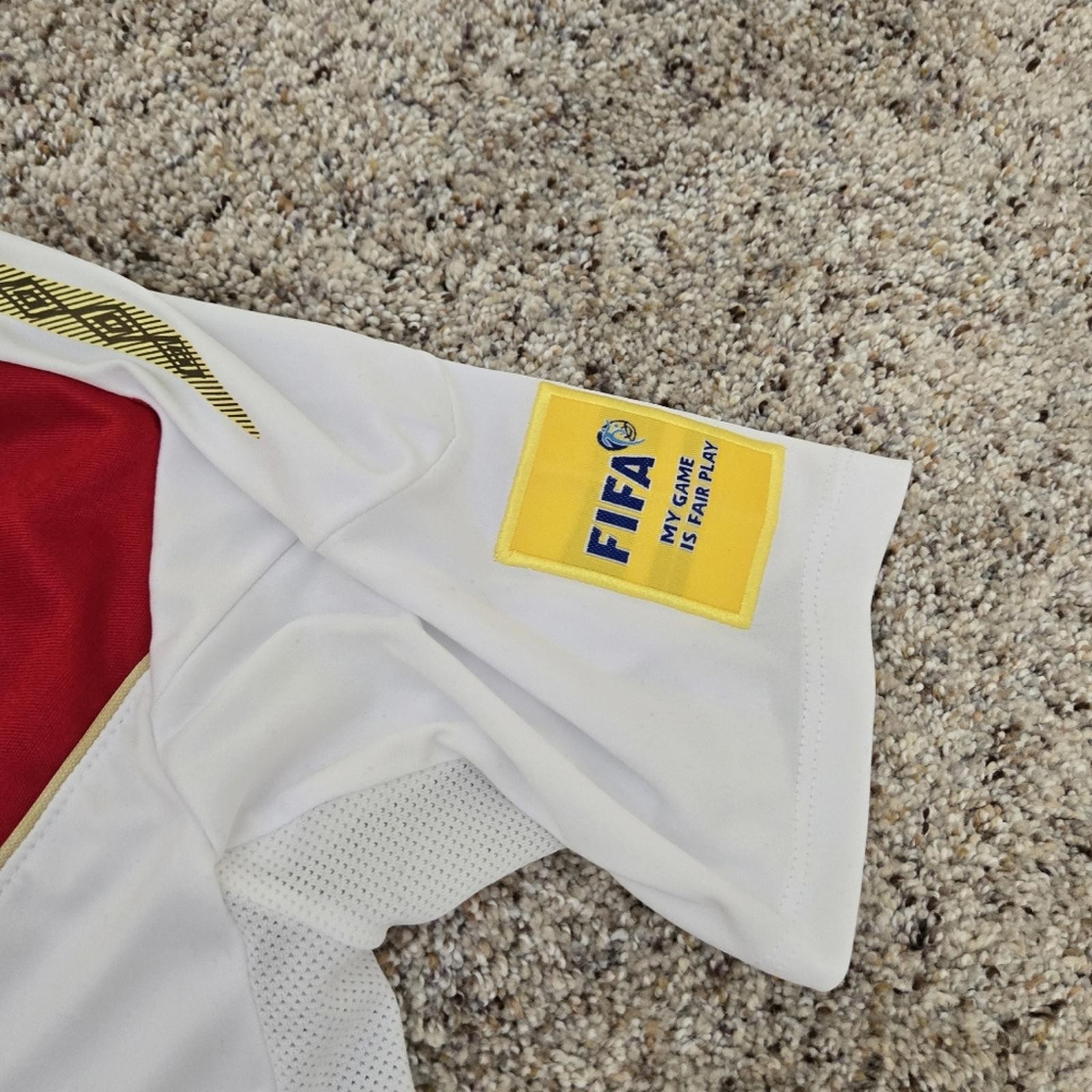 Peru 2018 World Cup Guerrero #9 Umbro Soccer Jersey Size Medium FIFA Patches