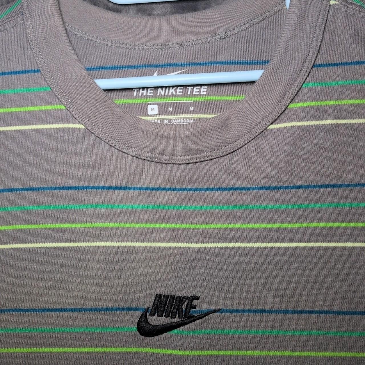 The Nike Tee Striped Men’s T-Shirt Size M Medium Embroidery Center Swoosh Logo