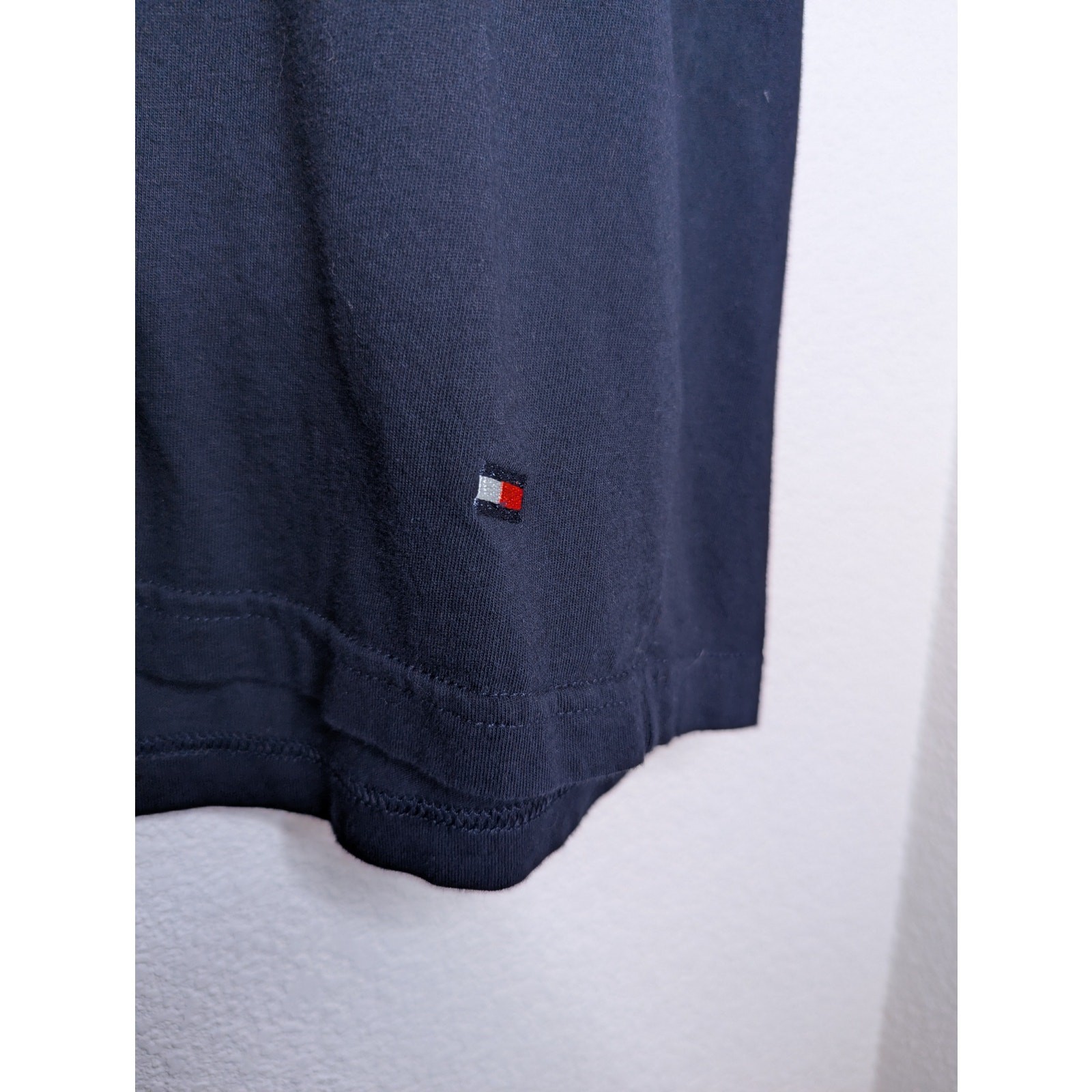 Tommy Hilfiger Men’s Navy V Neck Basic Tee XL Travel Casual Beach Preppy Chic