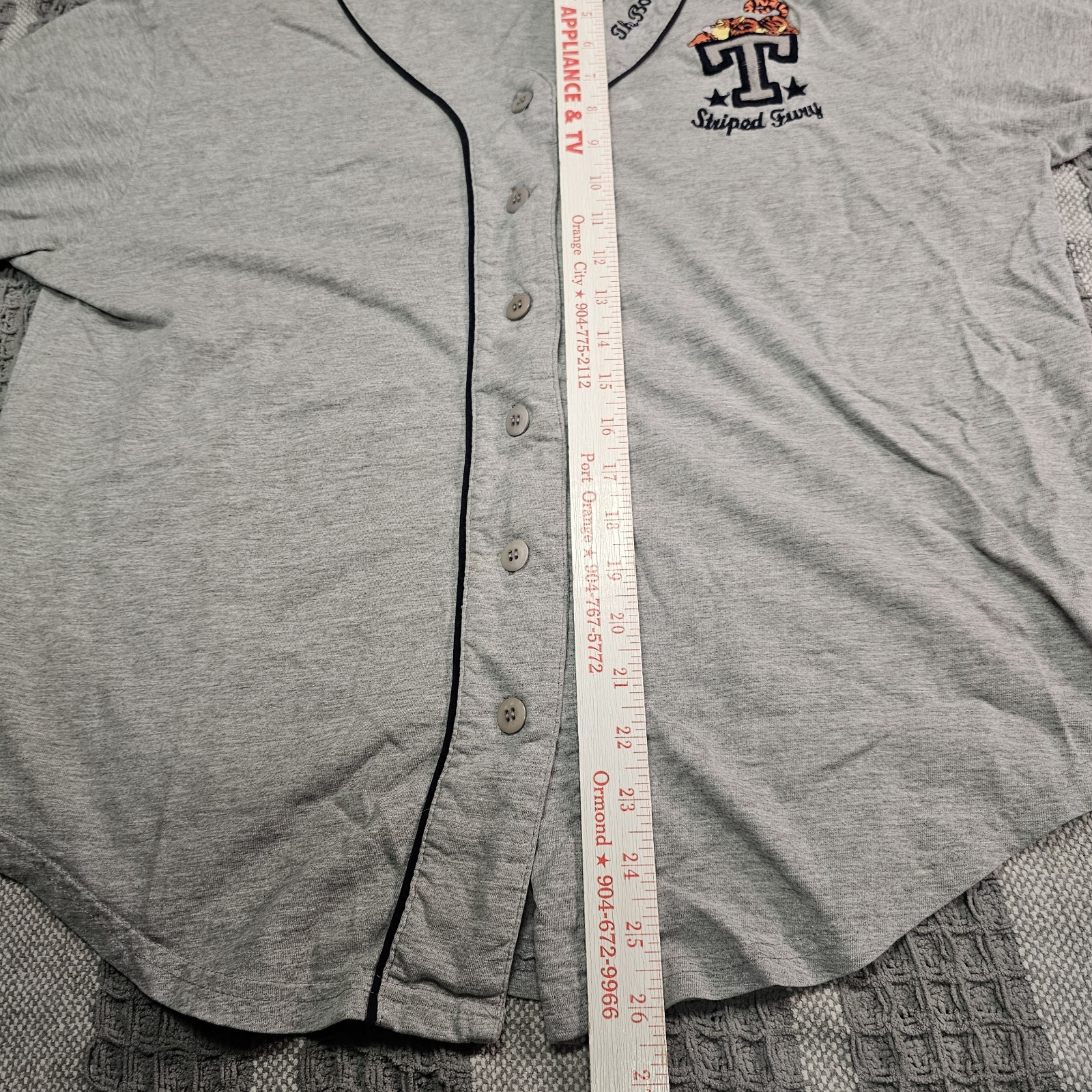 Vintage Pooh Men’s L Gray Baseball V-Neck Jersey Winnie the Pooh Tee
