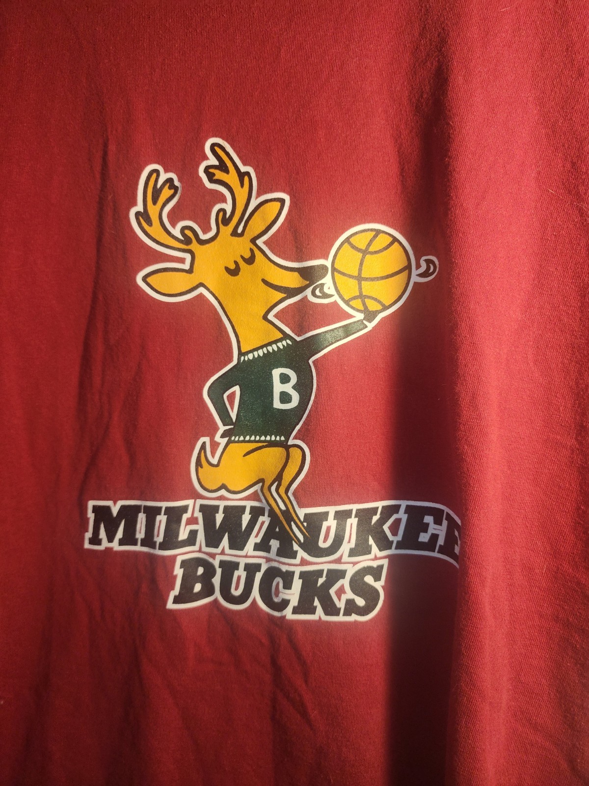Vintage Milwaukee Bucks red and green basketball tee Size XXL no Tag