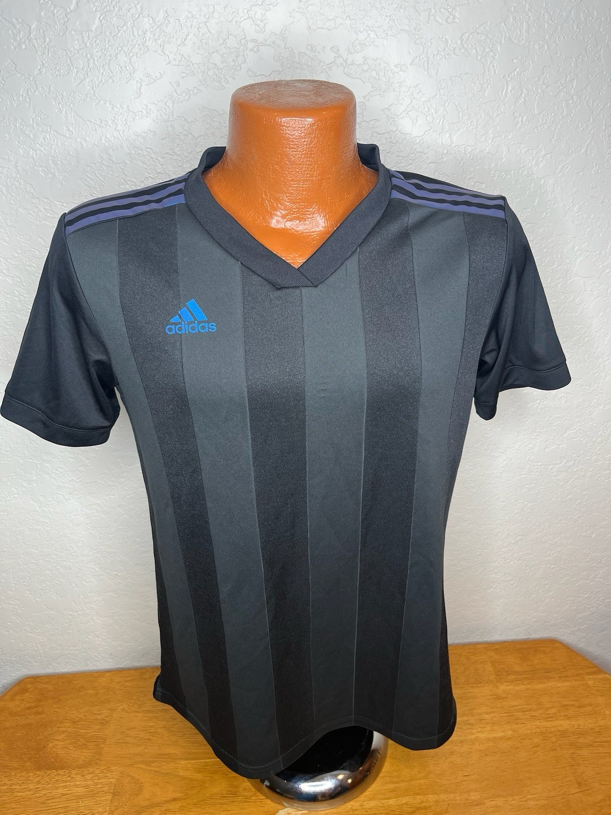 Men’s Adidas ClimaLite V-Neck Soccer S/S Athletic T-Shirt Medium M – Black Poly