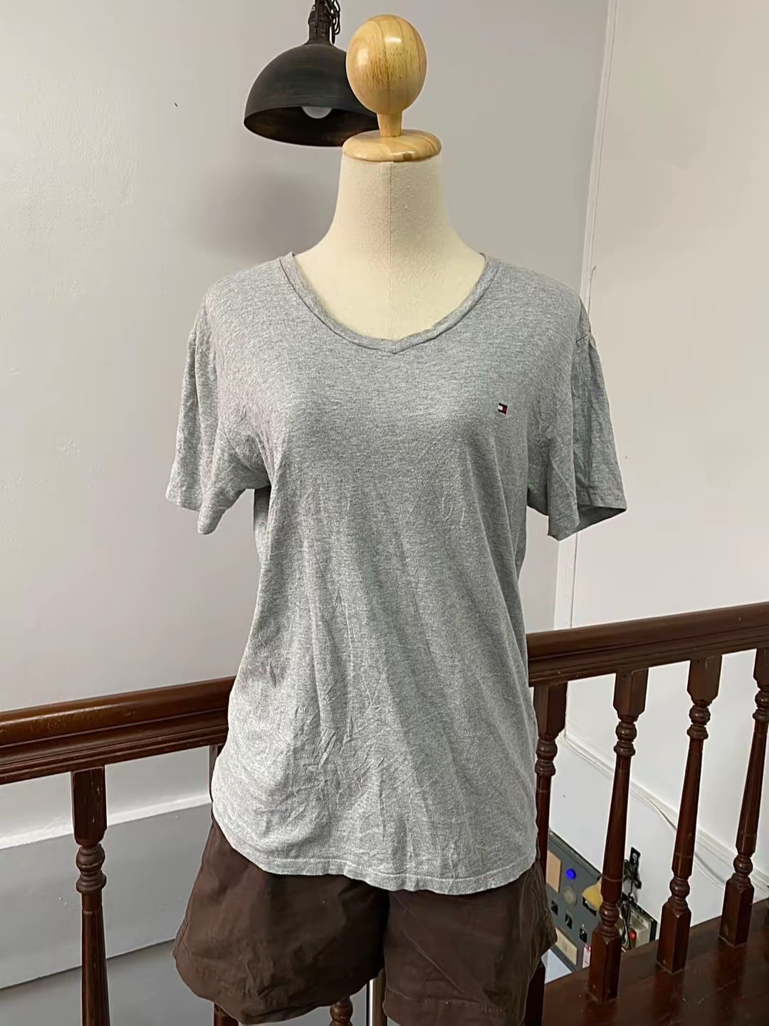 Tommy Hilfiger Womens Small Gray V-Neck Short Sleeve T-Shirt Embroidered Logo