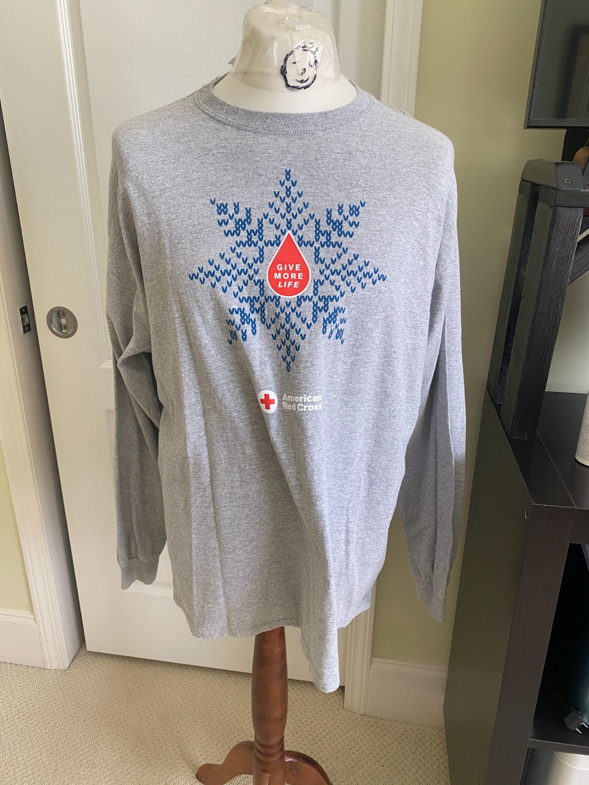 GILDAN: Mens gray long sleeve T-shirt, size XL. (MT-33)