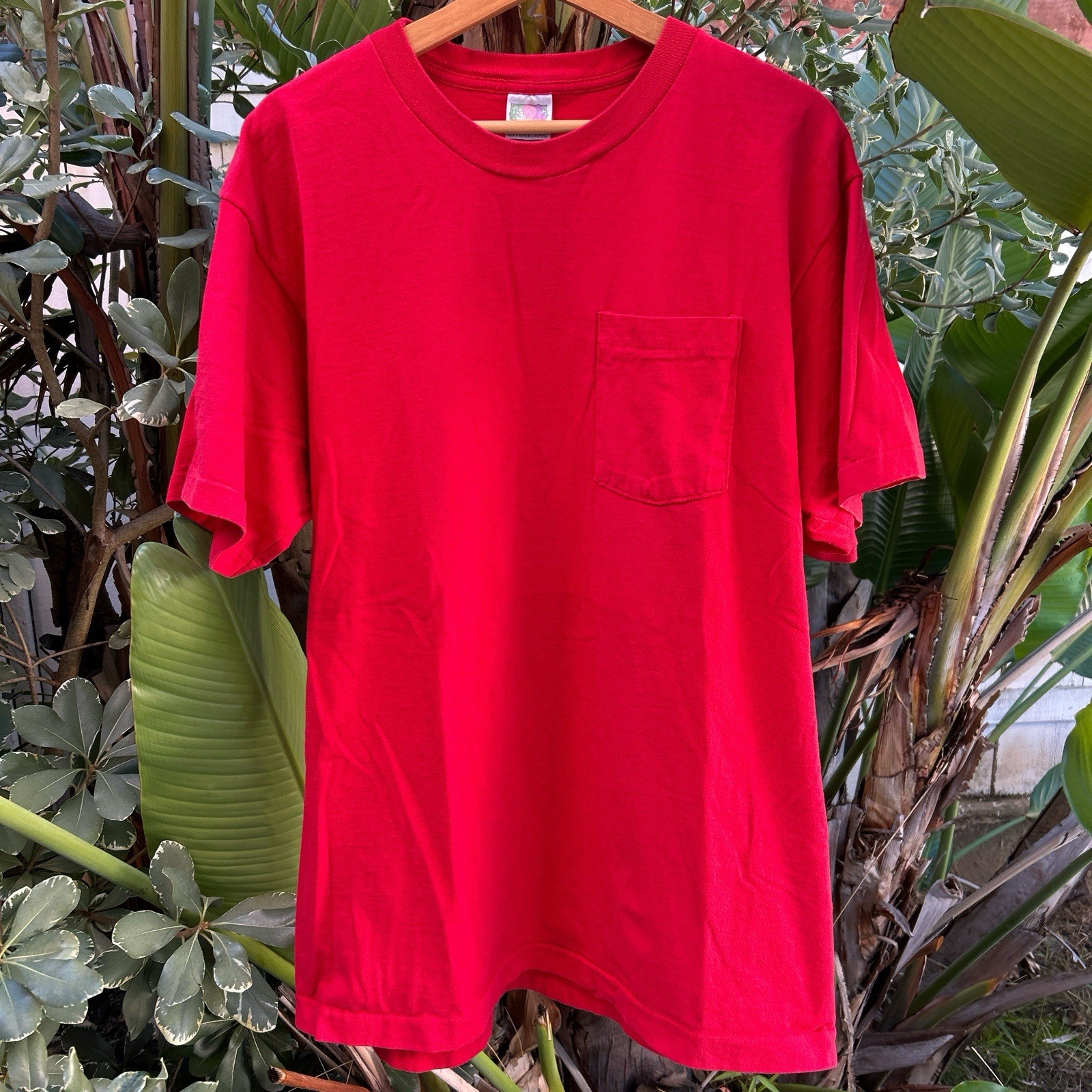 Vintage 2000s Fruit of the Loom Red Pocket T-Shirt XL 24×31.5