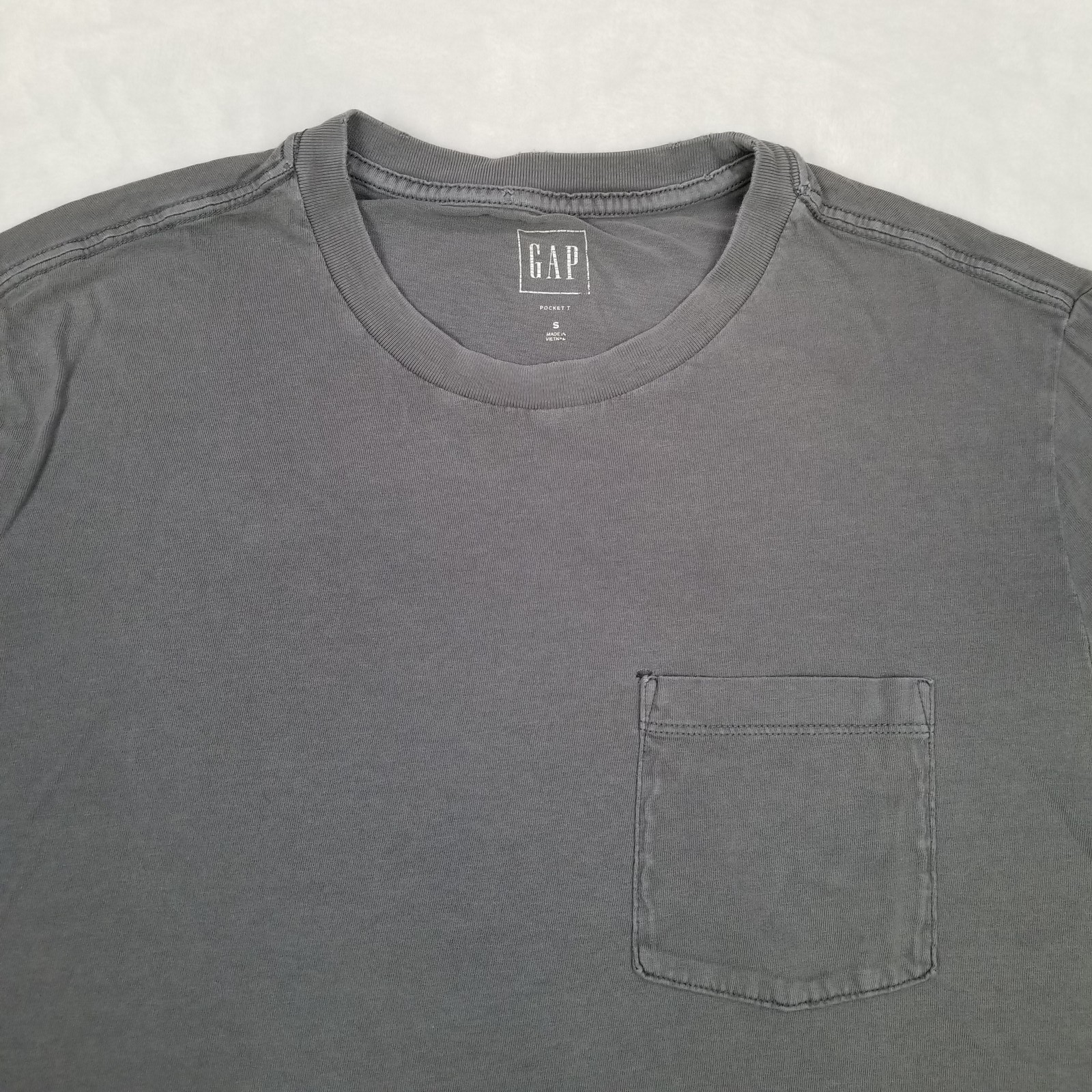 GAP Unisex Gray Basic Pocket T-Shirt Size Small Faded Design Classic Comfort