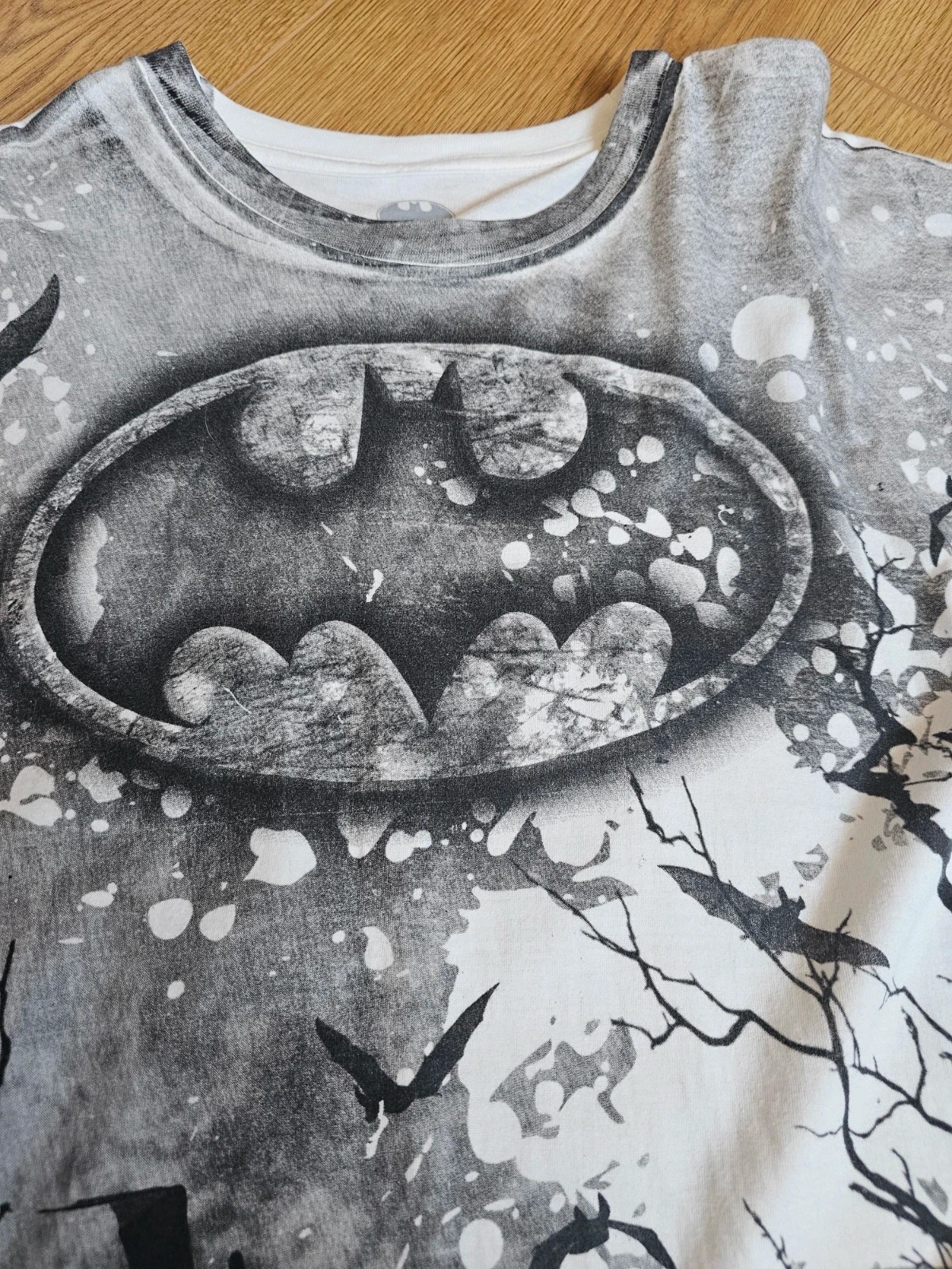 Batman Graphic T Shirt Mens XL White Black Distressed Logo Bats Tree Print DC