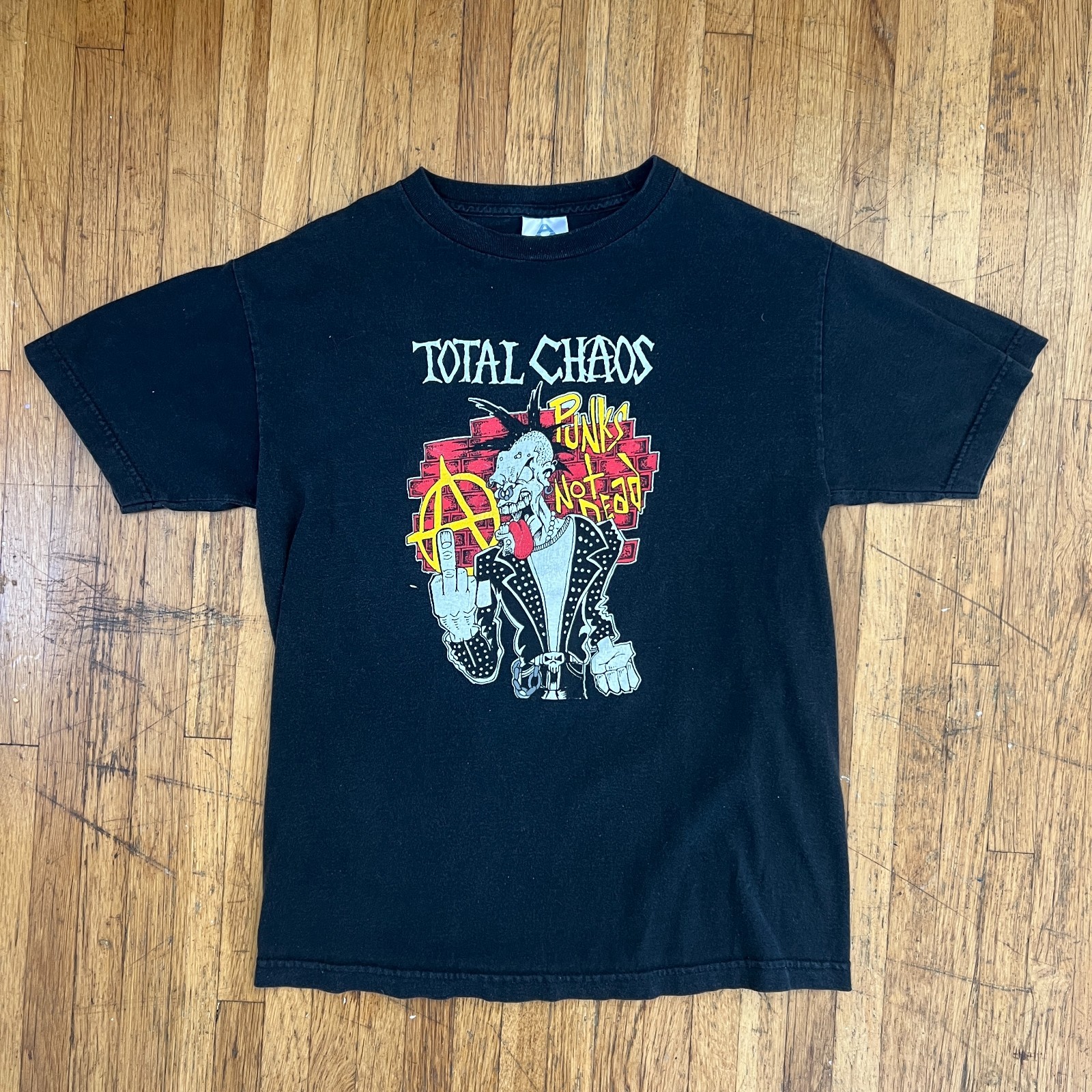 Total Chaos “Punks Not Dead” T-Shirt Y2K medium