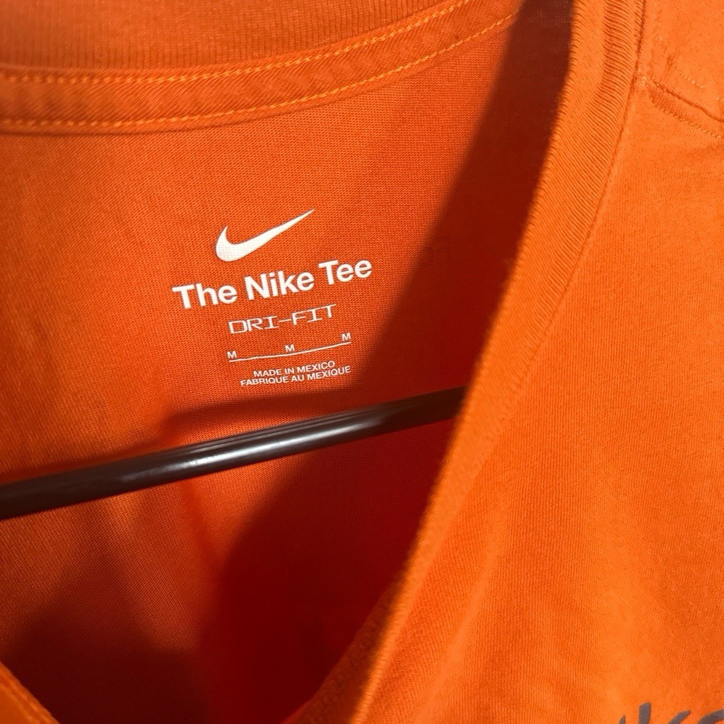 Nike Dri-FIT The Nike Tee Men’s M Orange Graphic Logo Short Sleeve Crew