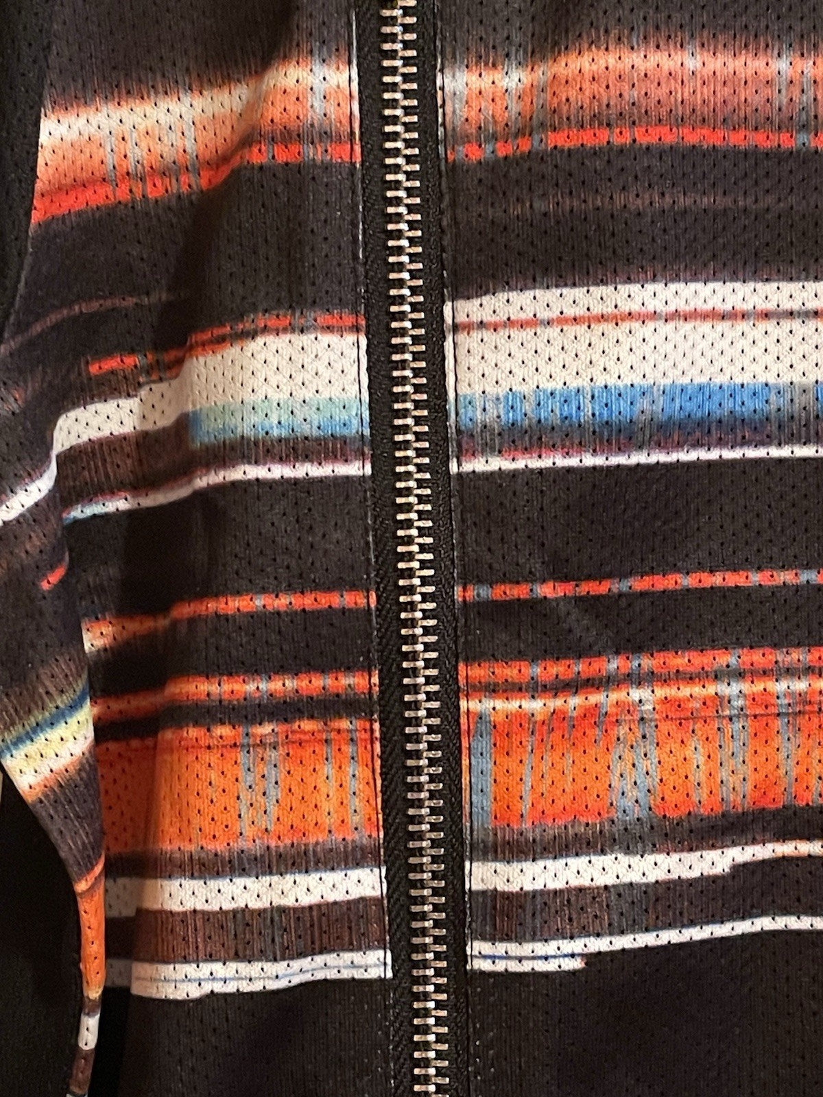 GUESS LOS ANGELES MEN CREWNECK , ZIPPER DETAIL, COLORFUL GRAPHIC PRINT~SHIRT Lg.