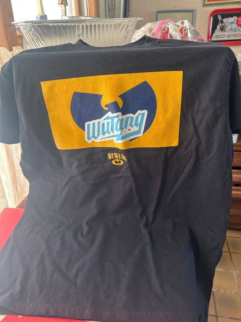 Milwaukee WI Flag Wu Tang Shirt Men’s Medium Concert Tour Merch Limited Wu Wear