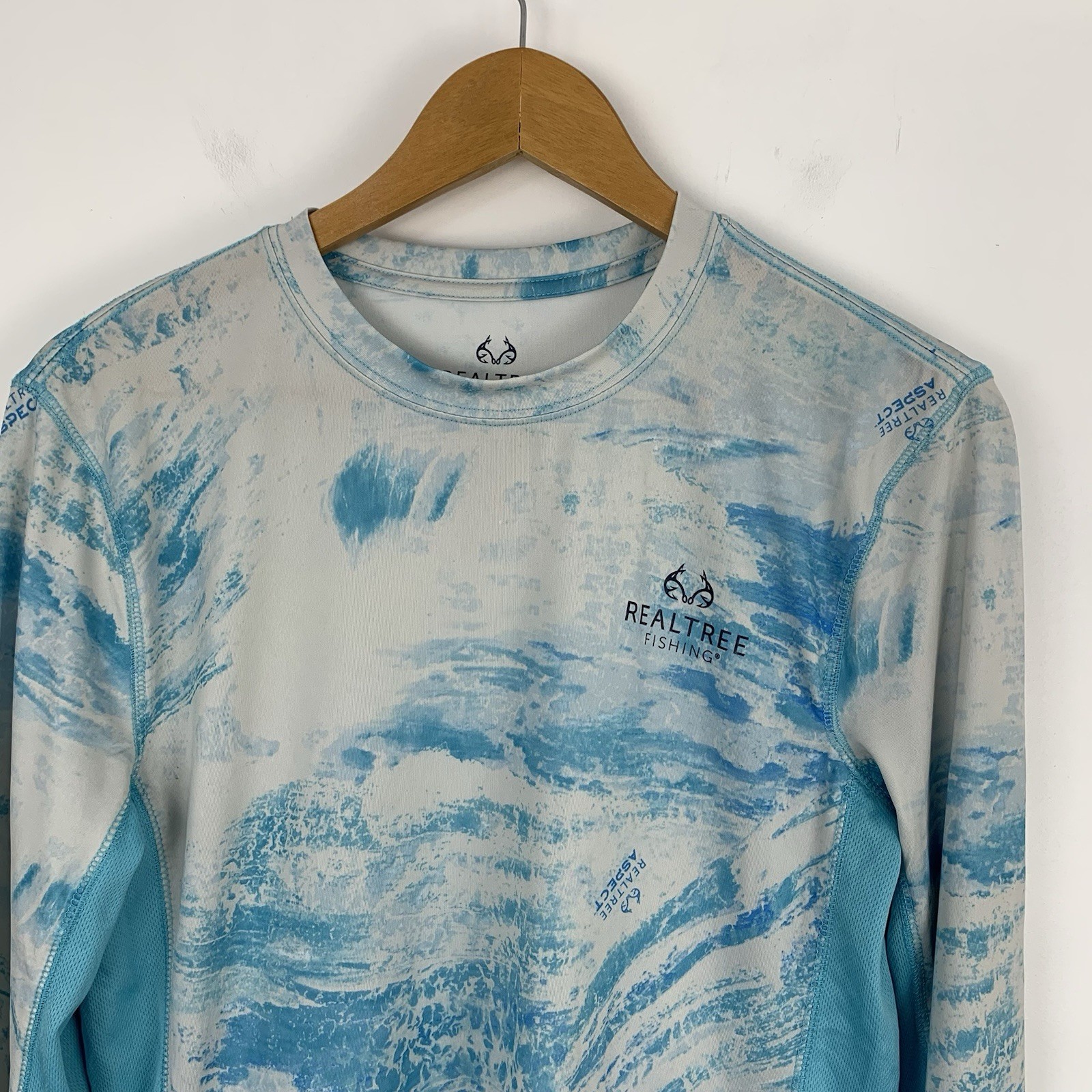 Realtree Fishing T-Shirt Mens Small Long Sleeve Winter Ice Camo Stretch