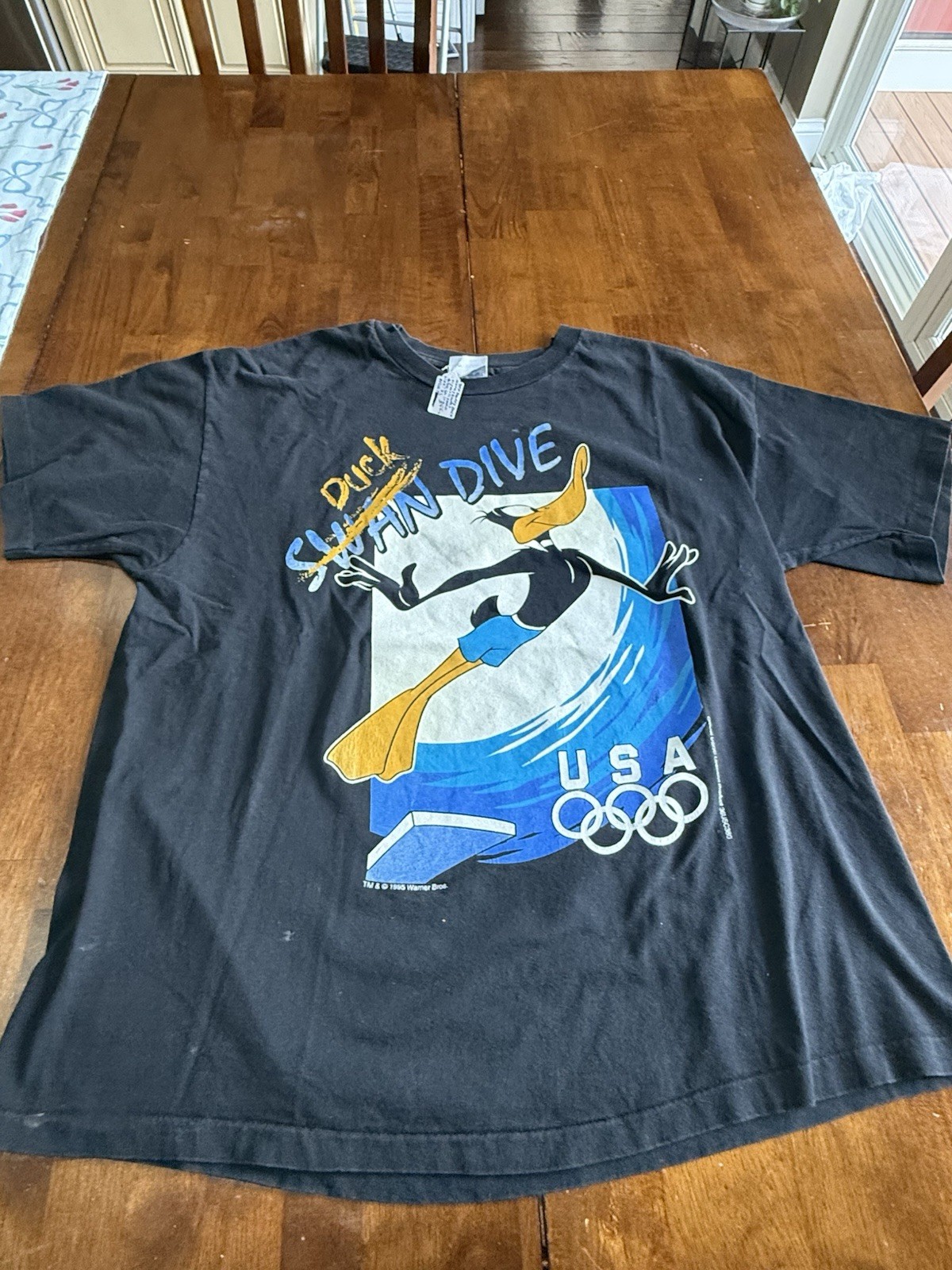Vintage 1995 Daffy Duck Swan Duck Dive Olympics Tee in adult XL
