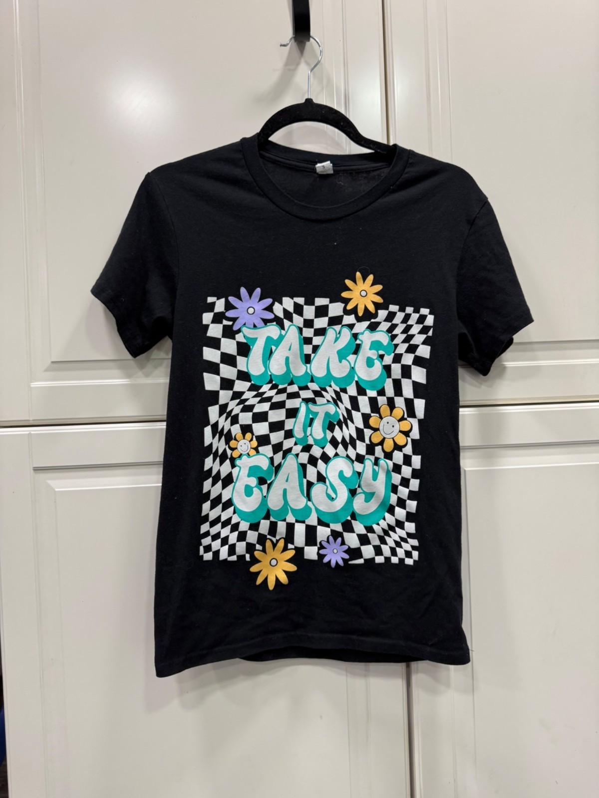 Take It Easy Graphic T-Shirt Small – Black White Flowers Retro Checker Hippie