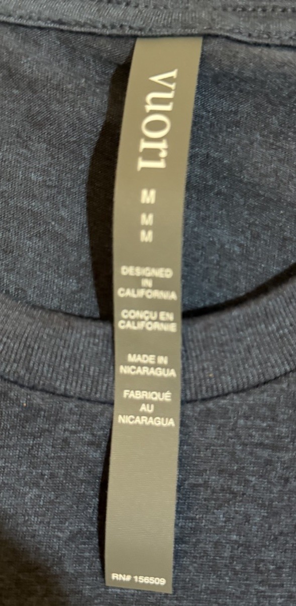 VUORI V1 WORDMARK LOGO MEN’S TEE NAVY COLOR SIZE MEDIUM NWT