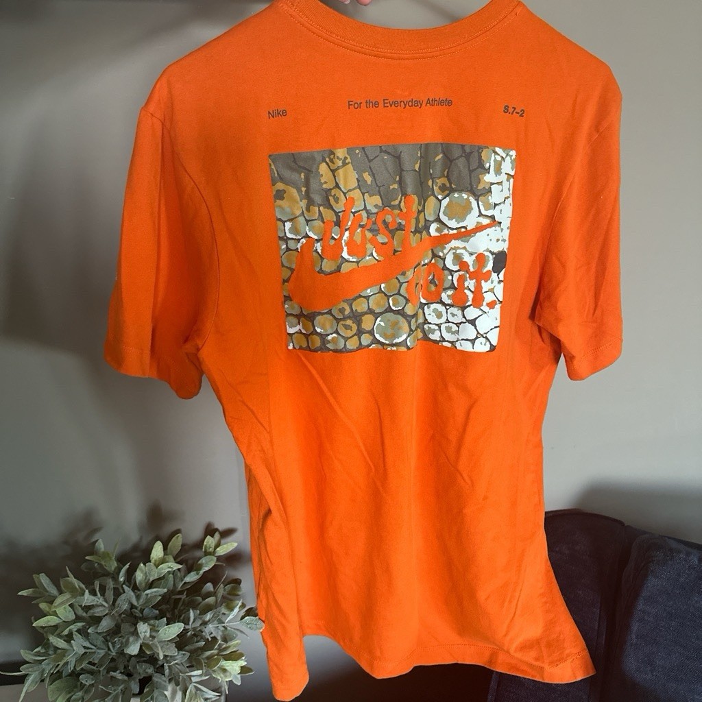 Nike Dri-FIT The Nike Tee Men’s M Orange Graphic Logo Short Sleeve Crew