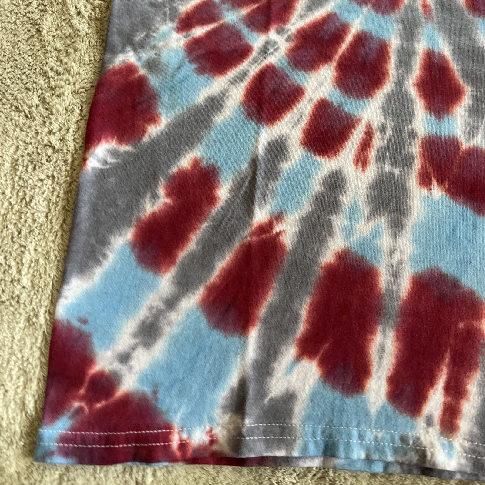 NEW Gildan Mens Red Gray Blue Spiral Tie Dye Short Sleeve Shirt MEDIUM