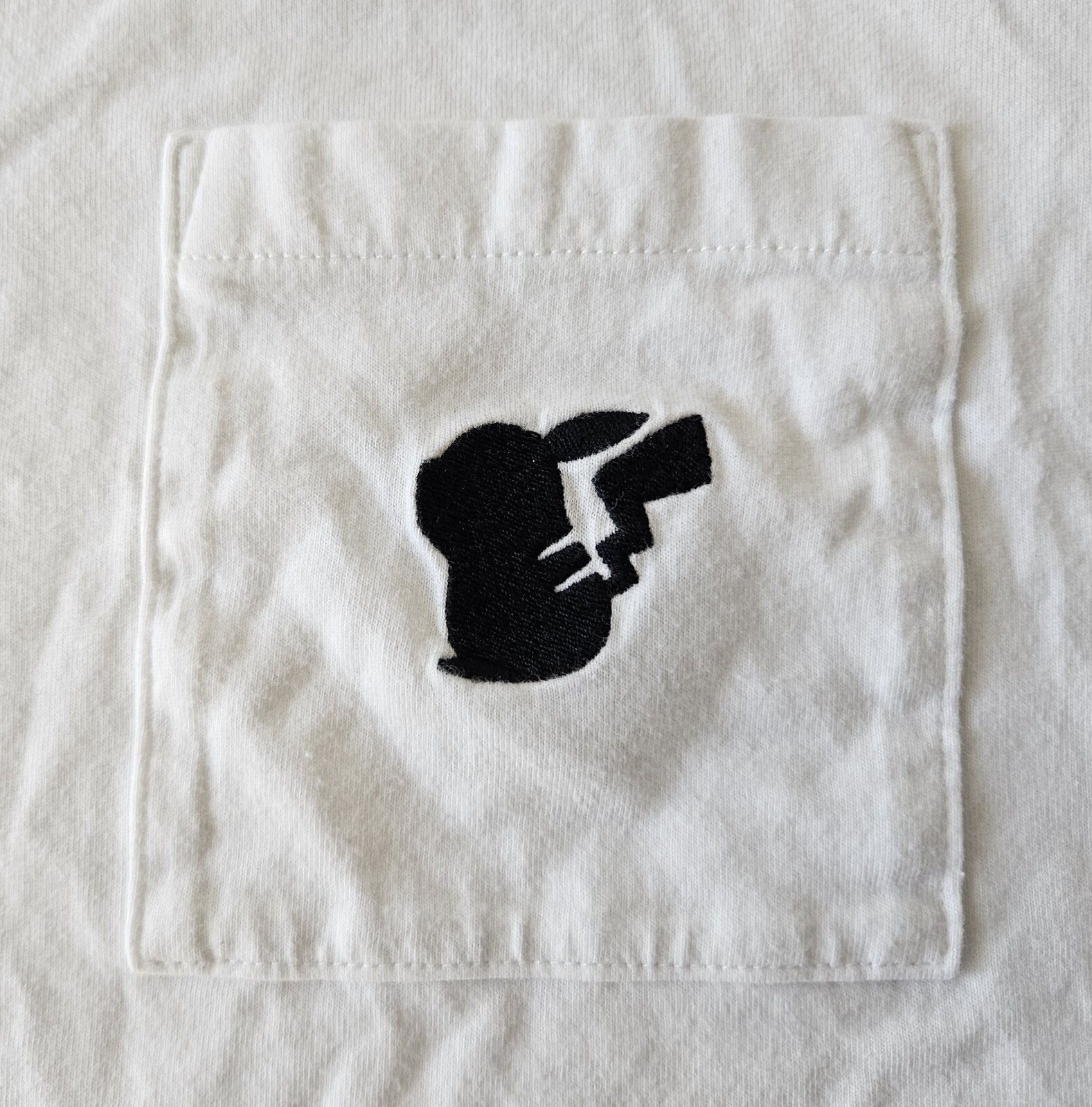 UT UNIQLO Pokemon Gotta Catch ‘Em All…! T-Shirt w Pikachu Pocket, White, Large