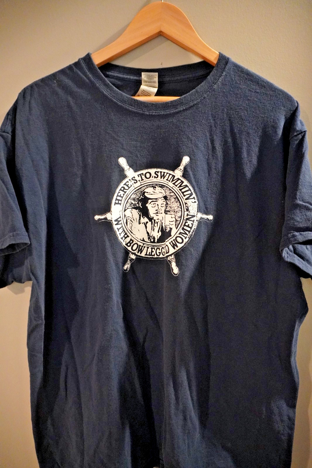 Jaws Quint “Here’s to Swimmin’ With Bow Legged Women” Men’s XL T-Shirt NWOT