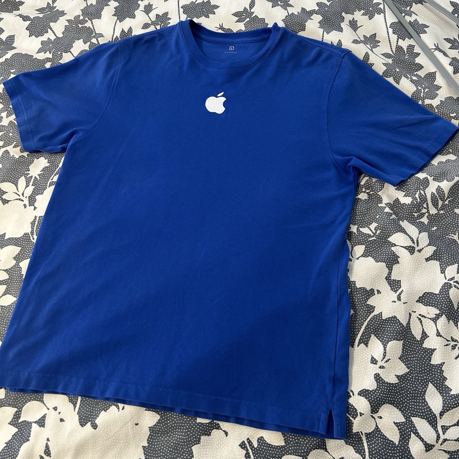 Official Apple Store Employee Uniform T-Shirt Blue Embroidered Logo Size L