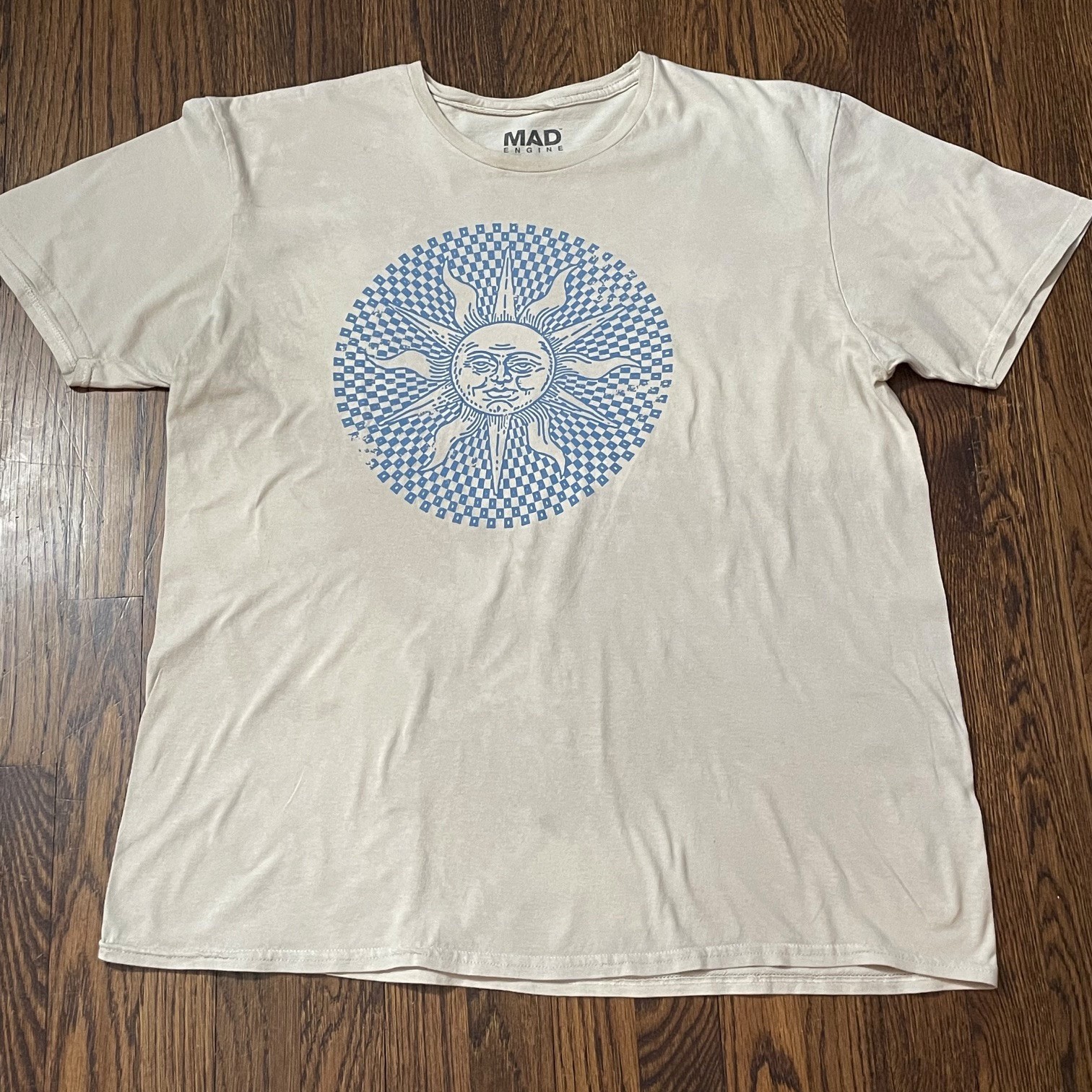 Celestial sun graphic T-shirt mad engine adult Size Large Neutral/blue Checkered