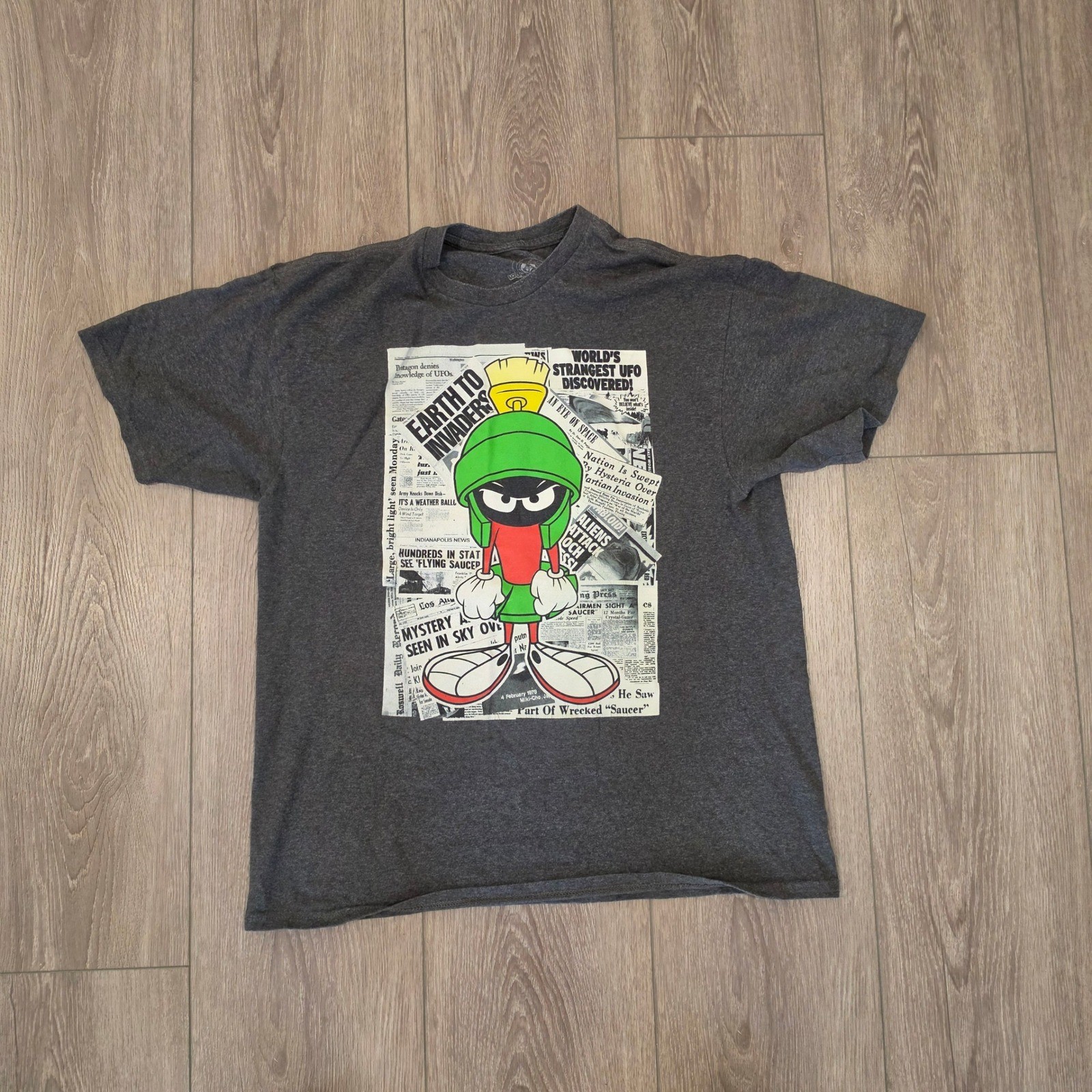 Looney Tunes Marvin the Martian UFO Newspaper Graphic T-Shirt Mens XL Gray