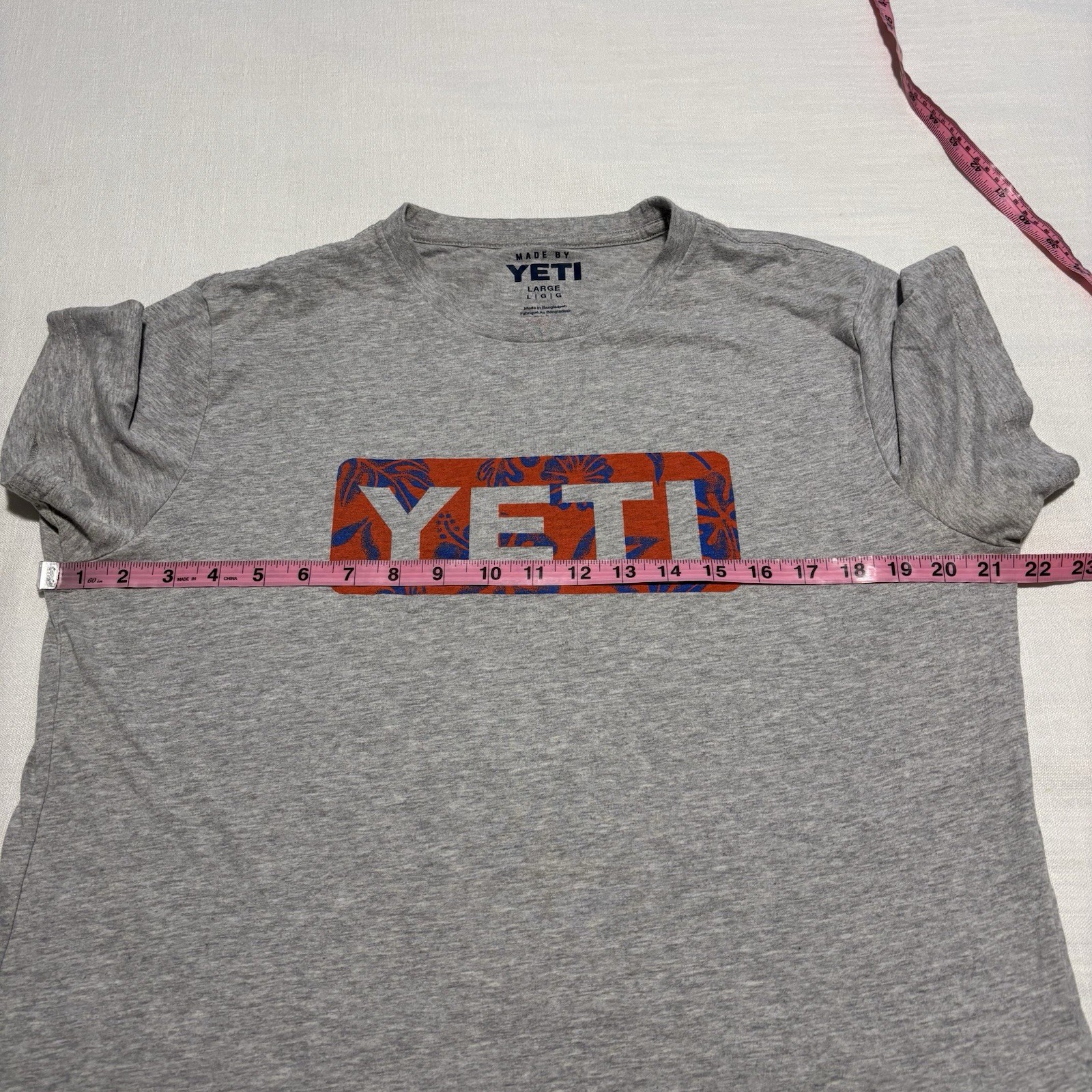 Men’s Yeti Floral Flip Logo Badge Short Sleeve Tee | Gray/Red/Blue | Size Large