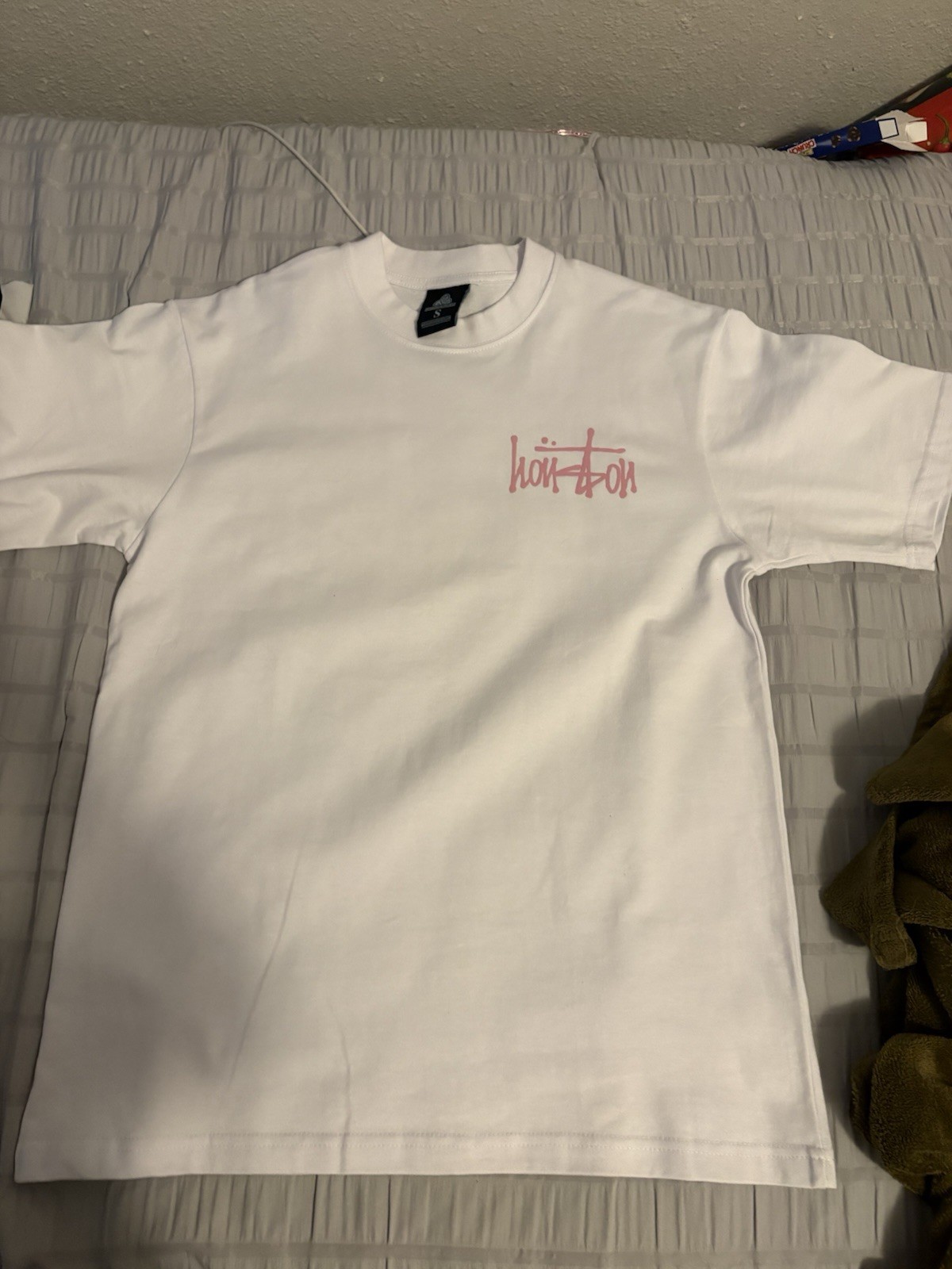 Men’s S White Crew Neck Short Sleeve T-Shirt Pink Logo Graphic