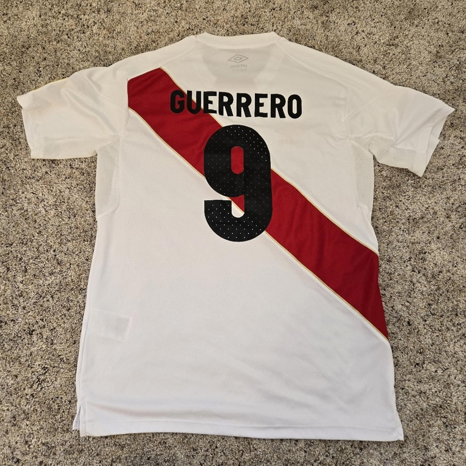 Peru 2018 World Cup Guerrero #9 Umbro Soccer Jersey Size Medium FIFA Patches