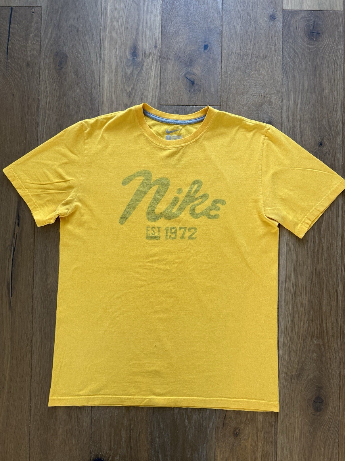 Nike Men’s Yellow Graphic T-Shirt Large EST 1972 Script Logo Sportswear Tee