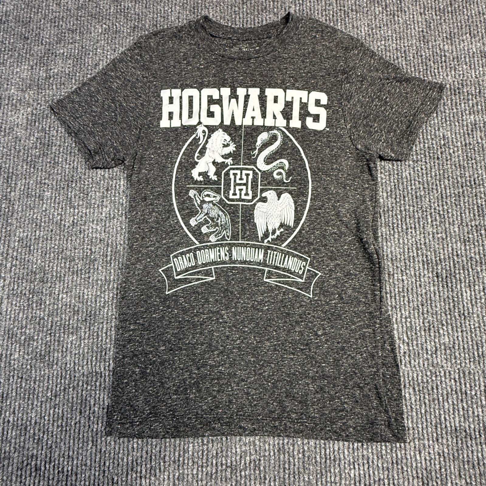 Harry Potter Hogwarts Crest Graphic T-Shirt Gray Linen Blend Mens Small S
