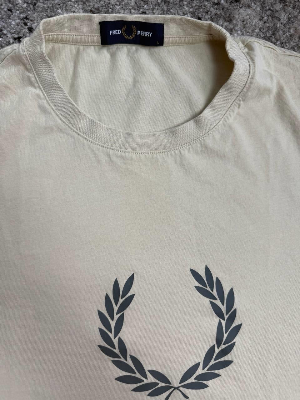 Fred Perry Large Laurel Wreath Graphic T-Shirt – Beige/Stone – Size L