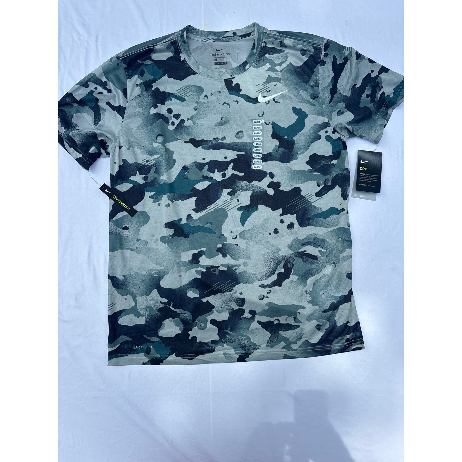 NWT Men’s Dri Fit Nike Camo T shirt. Size Large. Ships fast!!