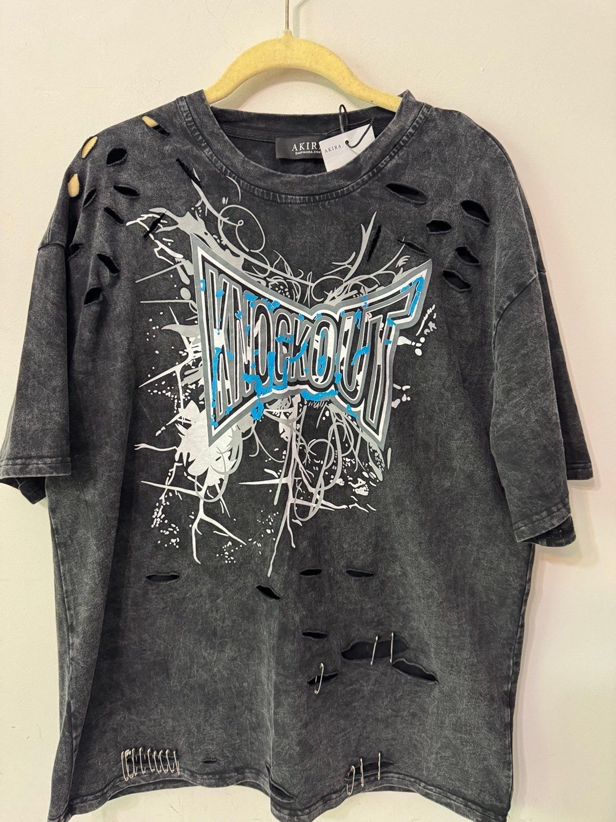 AKIRA KNOCK YOURSELF OUT DISTRESSED TEE AND HAT COMBO medium nwt *no chains*