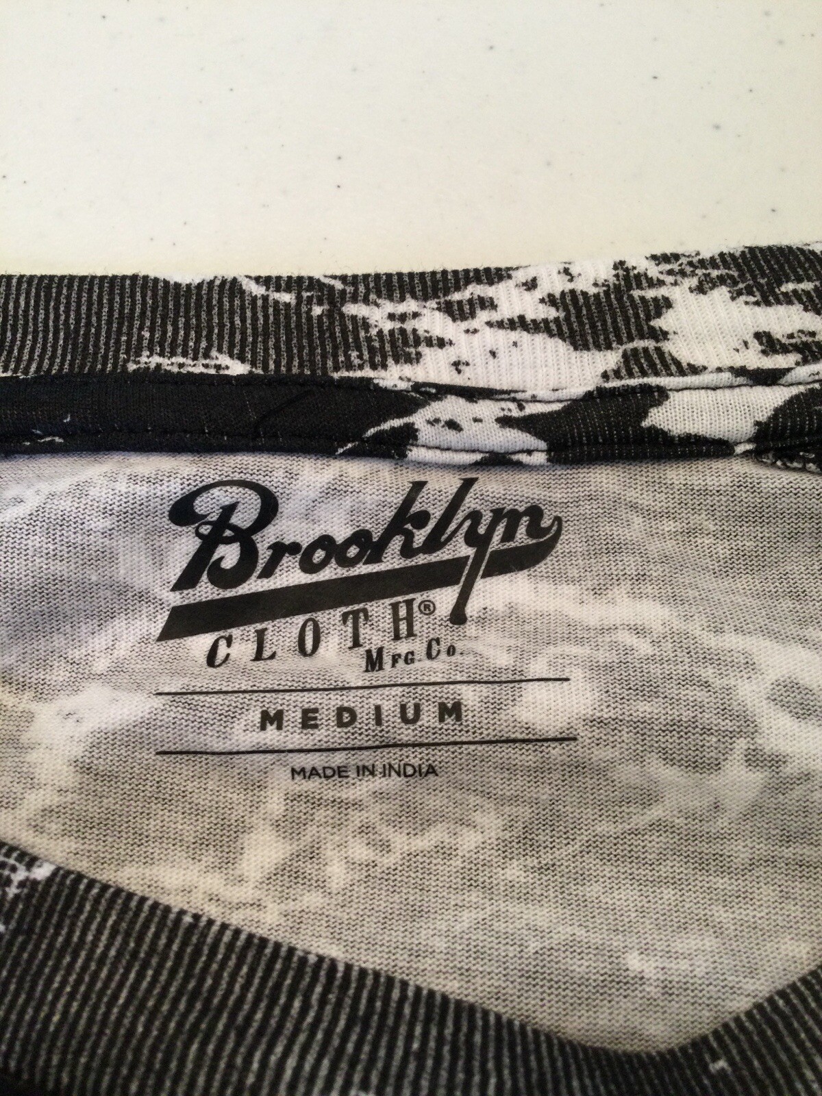 BROOKLYN CLOTH Black and White Men’s Tee. Pleated Shoulders. Side Zippers. Sz M.
